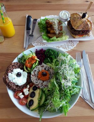 Veggie bowl + burger at Sweet Rawmance in Paris