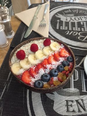 Açaï bowl at Sweet Rawmance in Paris