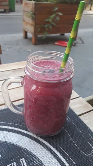 Red Berry smoothie at Sweet Rawmance in Paris