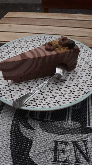 Banana-chocolate raw cake at Sweet Rawmance in Paris