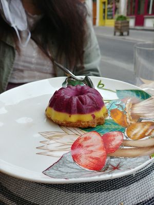 Red fruits cake at Sweet Rawmance in Paris