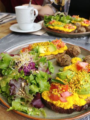 Special brunch plate at Sweet Rawmance in Paris