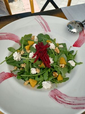 Ensalada at Level Veggie Bistro in Madrid