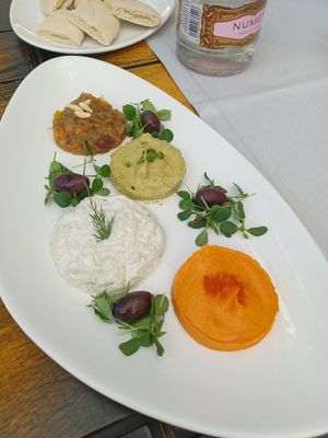 Hummus y otros entrantes at Level Veggie Bistro in Madrid
