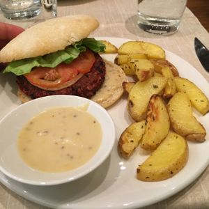 burguer fabrizio (judia roja con quinoa) at Level Veggie Bistro in Madrid