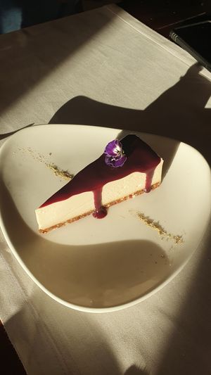 Exquisito pastel de queso vegano at Level Veggie Bistro in Madrid