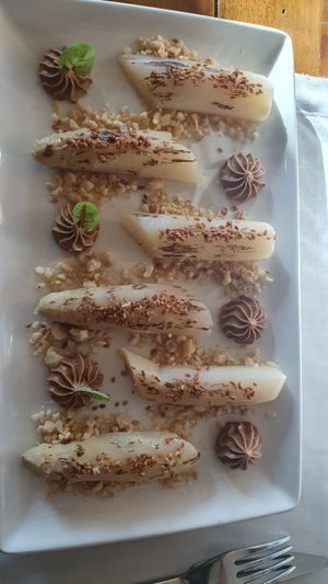 Espárragos blancos con crema de avellana at Level Veggie Bistro in Madrid