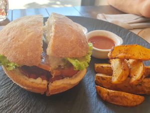 Hamburguesa at Level Veggie Bistro in Madrid