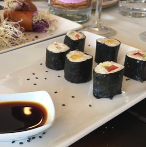sushi raw de coliflor at Level Veggie Bistro in Madrid