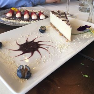 Besos de fresa y tarta de higos at Level Veggie Bistro in Madrid