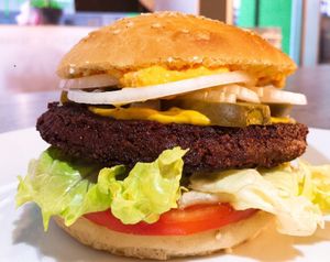 Klassischer Burger mit Tomaten, Senf, Gurken und Zwiebeln... Dazu leckere vegane Majo... at Veggieman Xpress in Nuremberg