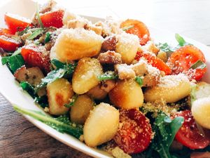 Gnocchi-Tomaten-Pfanne mit veganem Parmesan und Rucola at Veggieman Xpress in Nuremberg