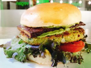 Kichererbsen-Spinat-Knoblauch-Burger mit Guacamole und knusprigen Räuchertofu at Veggieman Xpress in Nuremberg