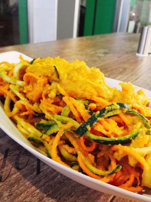 Bunte Zoodles mit rote Linsen-Ingwer-Kokos-Soße at Veggieman Xpress in Nuremberg