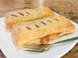 Frisch gemachte Apfeltaschen, köstlich gewürzt und mit Datteln gesüßt at Veggieman Xpress in Nuremberg