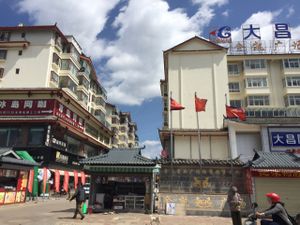Side street entrance from main road at Zhong Lian Vegetarian in Lijiang