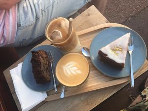 Coffee met havermelk en vegan gebak at Coffee Makers in Lille
