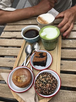 Vegan sesam cookie, citroentaart, brownie, matcha latte, chai latte, americano   at Coffee Makers in Lille