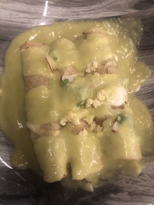 Flautas! Buenísimas, la salsa deli y picosa 👌🏼 #Veganuary at Vegan Inc - Miyana in Mexico City