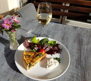 Quiche with spinach, mushrooms and tomatoes. Served with salat and "curd" at Bämeräng in Berlin