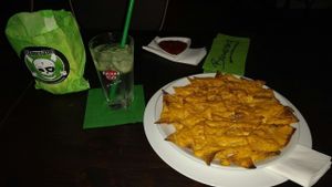 gin tonic y nachos con queso at Bämeräng in Berlin