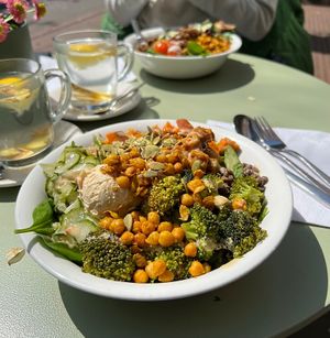 Veel lekkere vegan opties!  at SLA - Kerkplein in The Hague