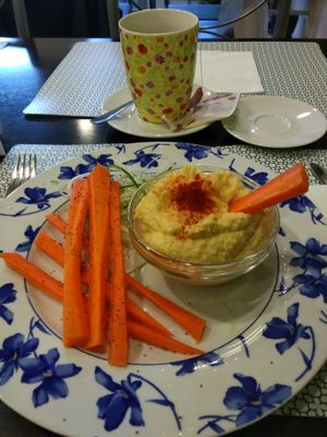 First course - hummus at La Vita e Vegan in Escaldes-engordany