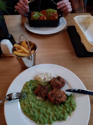 Seleryba w zestawie dla dzieci z sosem tatarskim, koleżanka-lazania at Cocina Verde in Krakow