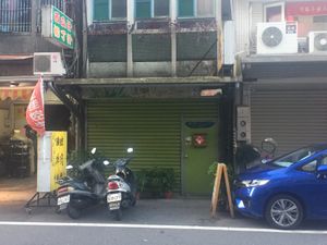 Front of the store while closed at Zhēn Sù Bǎo 珍素堡 - Jane's Burger in Yilan