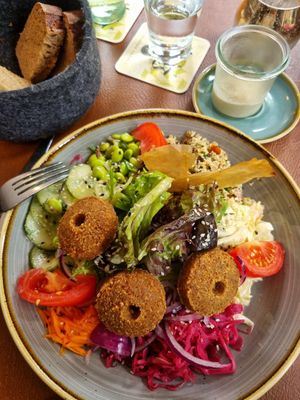 Falafel Bowl mit Hummus at Blesius Garten in Trier