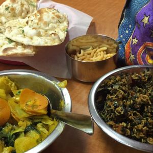 Aaloo Gobi, Paalak Chaat, Garlic Naan at Curry Sultan in Humble