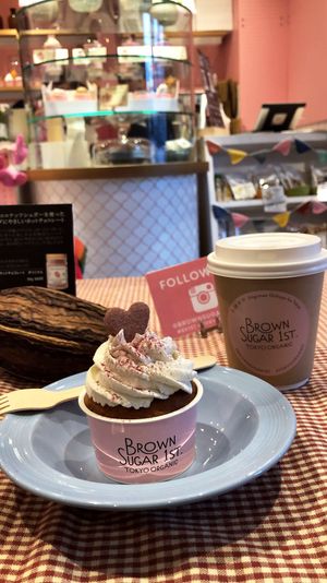 Hot chocolate and chocolate vanilla cupcake  at Brown Sugar 1st - Pop-Up in Tokyo