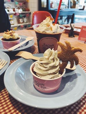 Cupcakes and iced chocolate drink at Brown Sugar 1st - Pop-Up in Tokyo