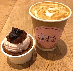 Soy latte and berry cupcake at Brown Sugar 1st - Pop-Up in Tokyo