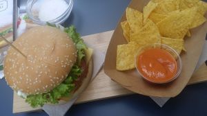 Special offer 4.50€ burger + snack at Universo Vegano in Bologna