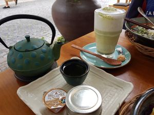 Tee und Macha Latte mit Sojamilch at 36 Pho Co in Weimar