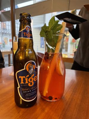 Anstoßen auf dieses wunderbare Essen  at 36 Pho Co in Weimar