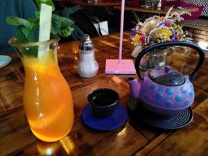 Blue tea and fresh juice for breakfast at 36 Pho Co in Weimar