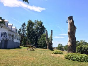 gorgeous yard where you can enjoy your meal and the view at La Bette a Cath in Notre Dame Du Portage