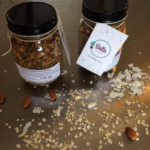 Granola maison servi sur place sur les bols de smoothies & pouding de chia... mais aussi disponibleen pot, pour déguster à la maison ! at La Bette a Cath in Notre Dame Du Portage