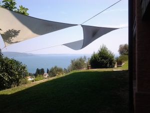 Shadow while enjoying the lake view at Due Di Moro in Gardone Riviera