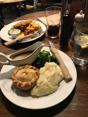 Lovely vegan pie and „fish” and chips at The Angel Microbrewery in Nottingham