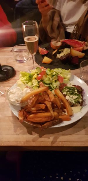 In the back: cold onions and beets (12,5 euro). In the front: steak and a tiny bit of beanaise with overcooked fries and a stiff mayo (17,5 euros) at Mediamatic ETEN in Amsterdam