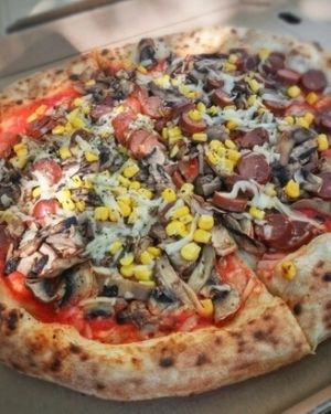 Pizza z wegańskim serem i kiełbaską at Vincenzo Pedone Pizza Napoletana in Krakow