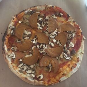 Vegan salami pizza with added mushrooms at Pizzare in Berlin