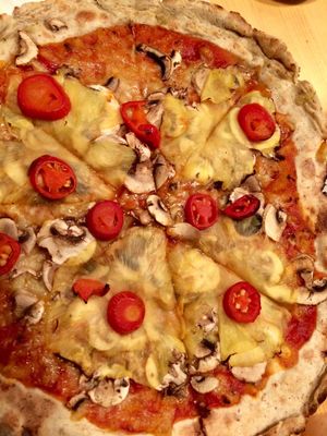 Vegan cheese, pineapple, mushroom and jalapeño pizza on GF crust  at Pizzare in Berlin