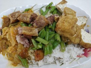 White rice with curry vegetables, French beans, tau kwa, and yam roll at Fang Lin Vegetarian in West Singapore