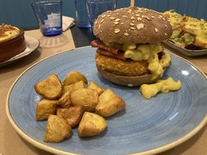 Mac n Cheese Burger w extra bacon (amazing) at Distrito Vegano in Madrid