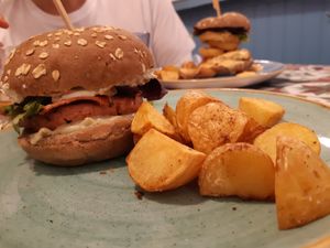 Burger al tartufo at Distrito Vegano in Madrid
