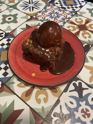 Brownie con helado de mango  at Distrito Vegano in Madrid